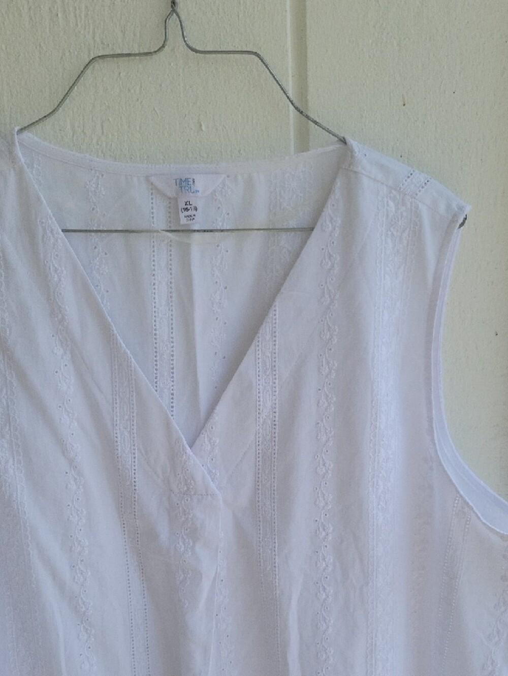 Time and Tru White Sleeveless V-Neck Eyelet Lace Camisole - Picture 7 of 11